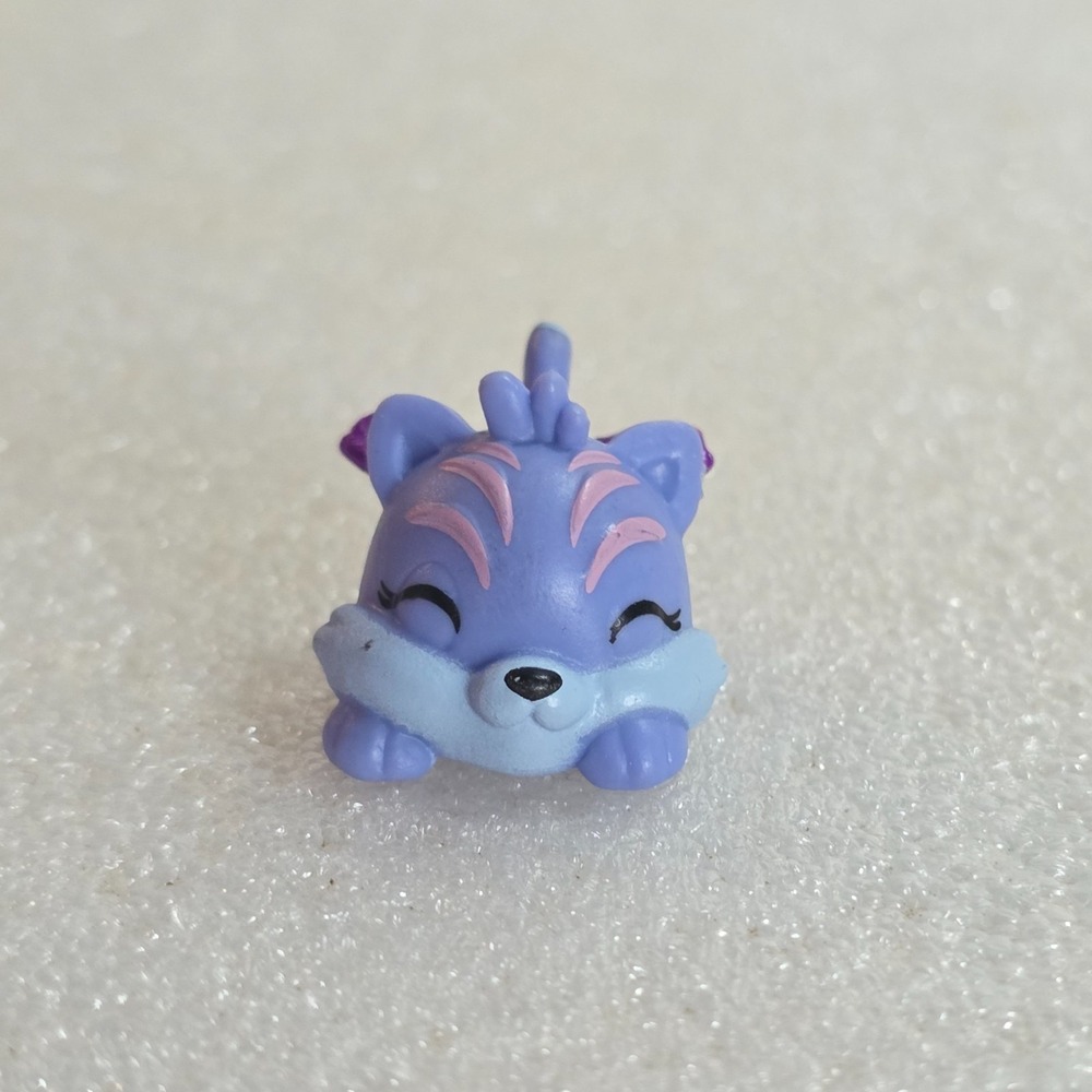 Spin Master Hatchimals CollEGGtibles Purple Tigrette Figure 1 inch PVC Toy